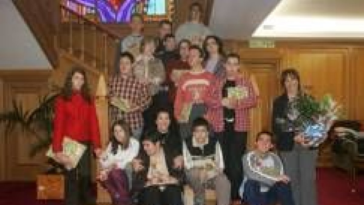 Los alumnos posan con sus premios y con la concejala Soto