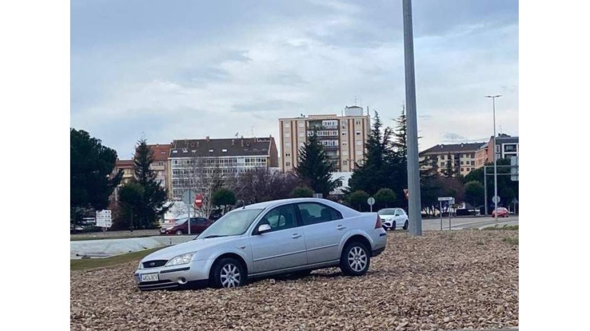 El vehículo, abandonado en la glorieta. RAMIRO