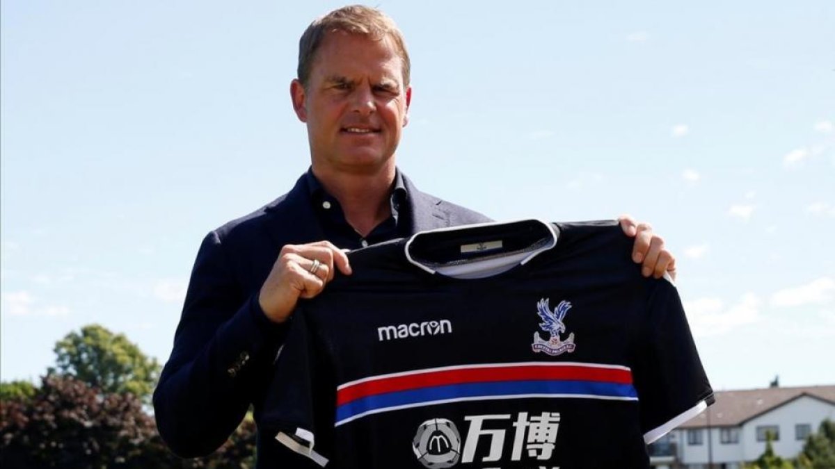 Frank de Boer posa con la segunda camiseta del Crystal Palace en su primera ornada en el club londinense.