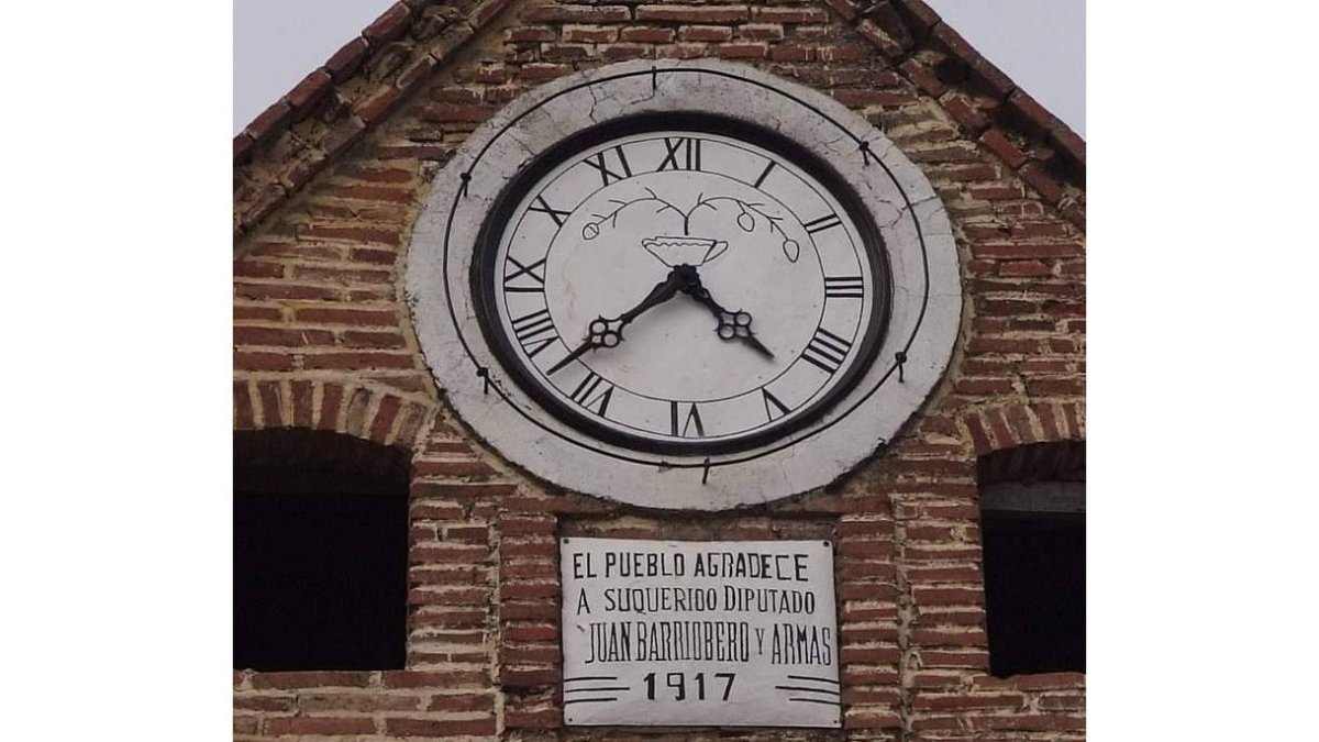 El reloj de Villamartín de Don Sancho guarda una dedicatoria al marido de la superviviente.