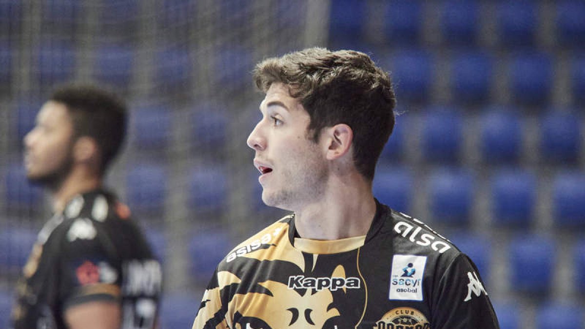 Jaime Fernández y Leandro Semedo terminan contrato con el Ademar esta temporada. LOF