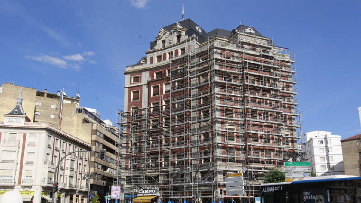 El popular inmueble de la plaza de Guzmán, ayer, cubierto de andamios.