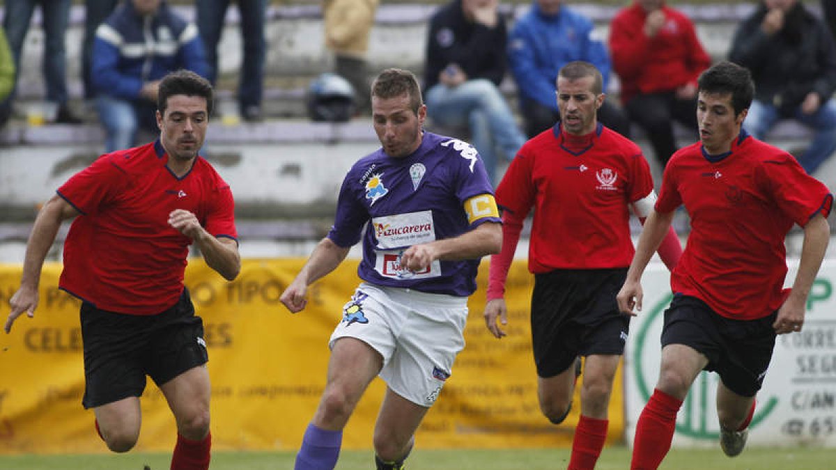 Ricardo se lleva el balón entre tres jugadores segovianos.