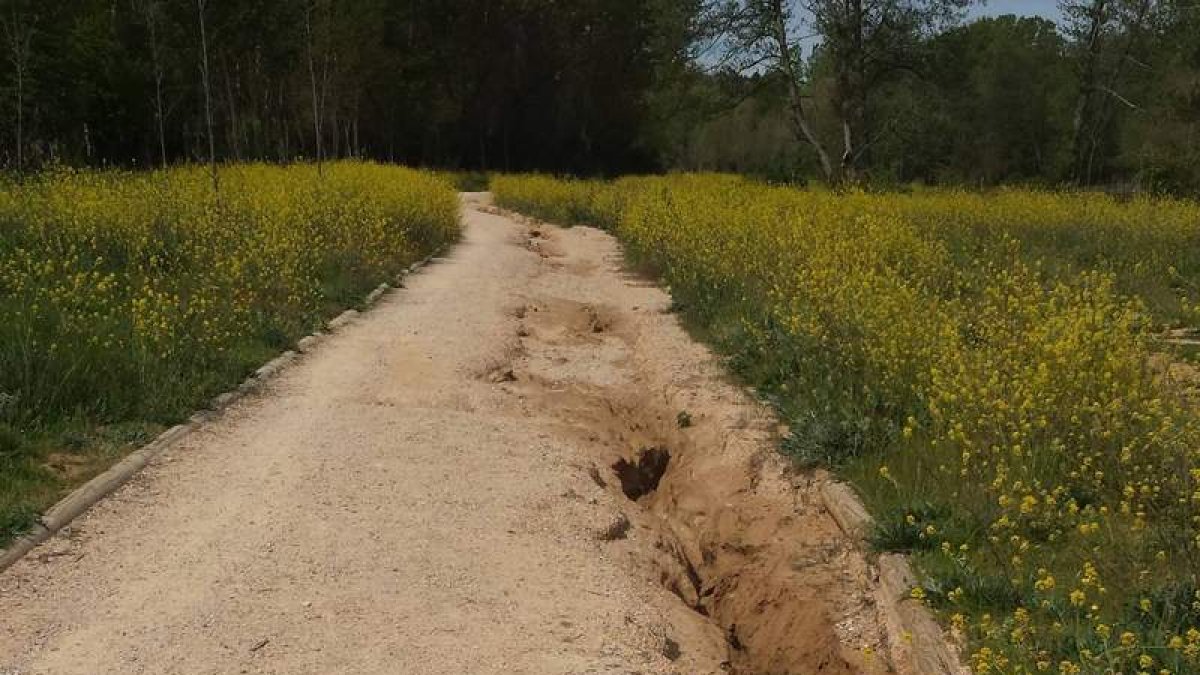 La senda de 6 kilómetros está plagada de profundos socavones.