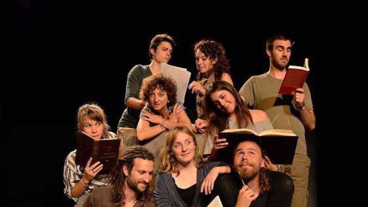 Los miembros de la compañía Escena Erasmus, de la Universidad de Valencia, que participan en Las huellas de La Barraca