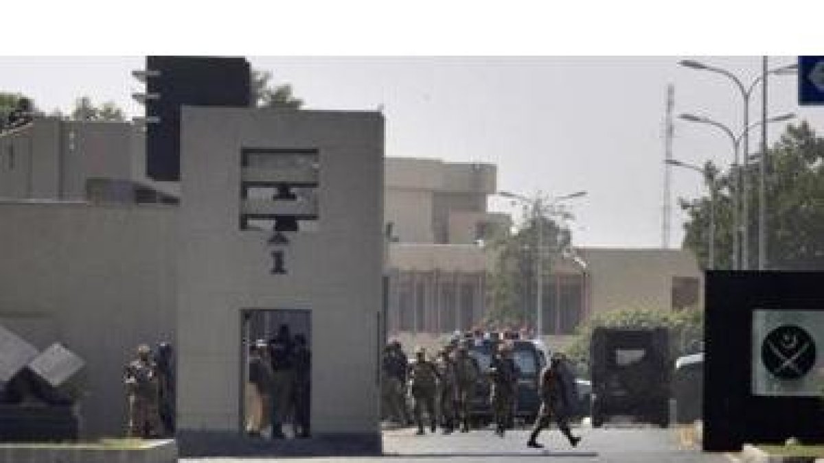 Militares paquistanís controlan el acceso al cuartel donde se ha registrado el ataque.