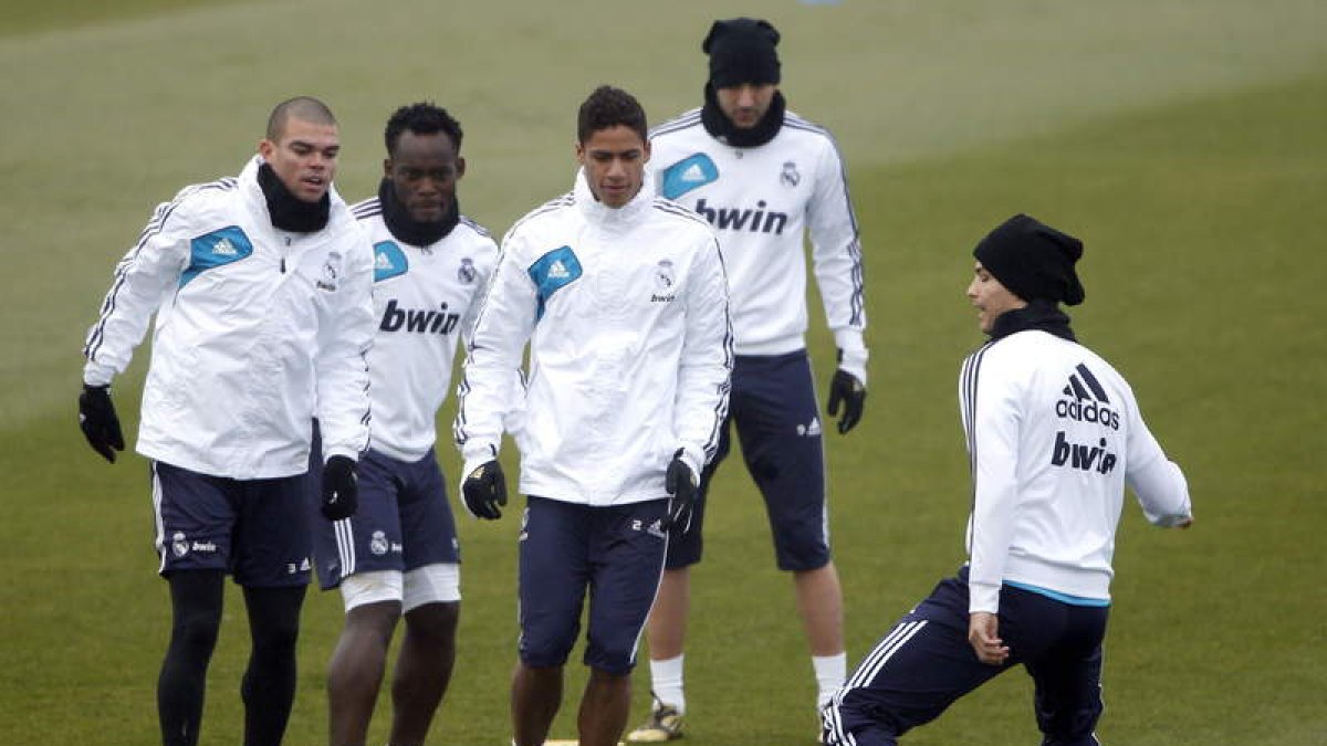 Pepe, Essien, Varane, Benzema y Cristiano Ronaldo, durante el entrenamiento en Valdebebas.