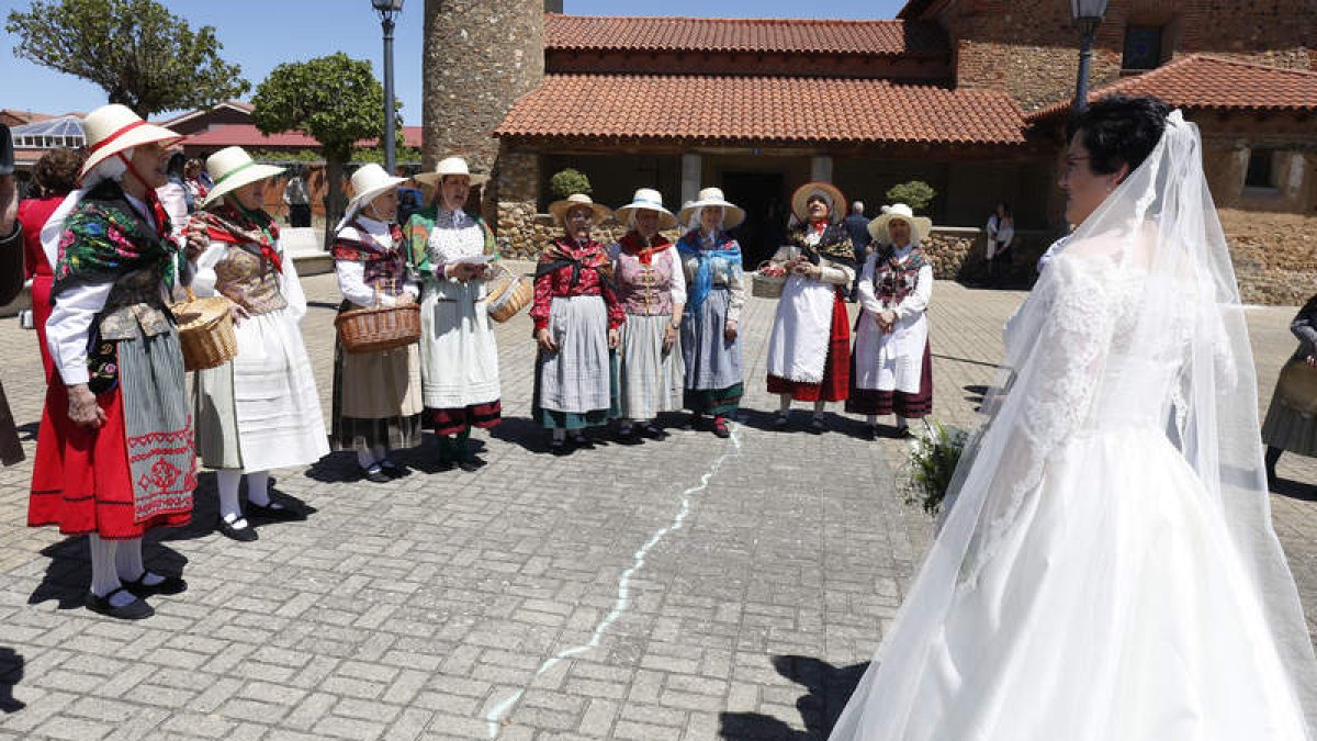 El Grupo Barandal aportó el toque tradicional a la llegada y salida de los novios. FERNANDO OTERO