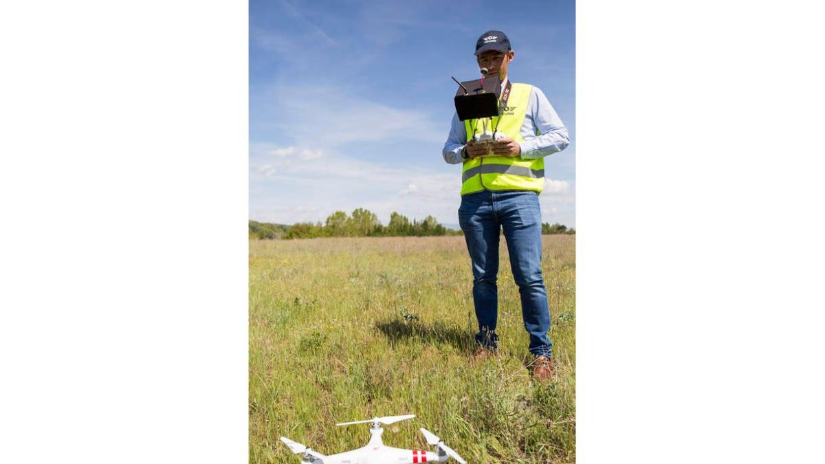 David Iriondo con uno de sus drones.