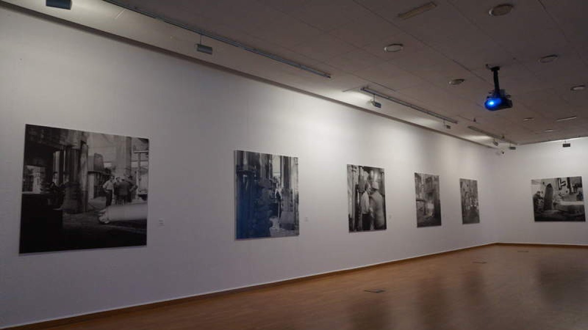 Algunas de las imágenes que se pueden ver estos días dentro de la muestra sobre Chillida.