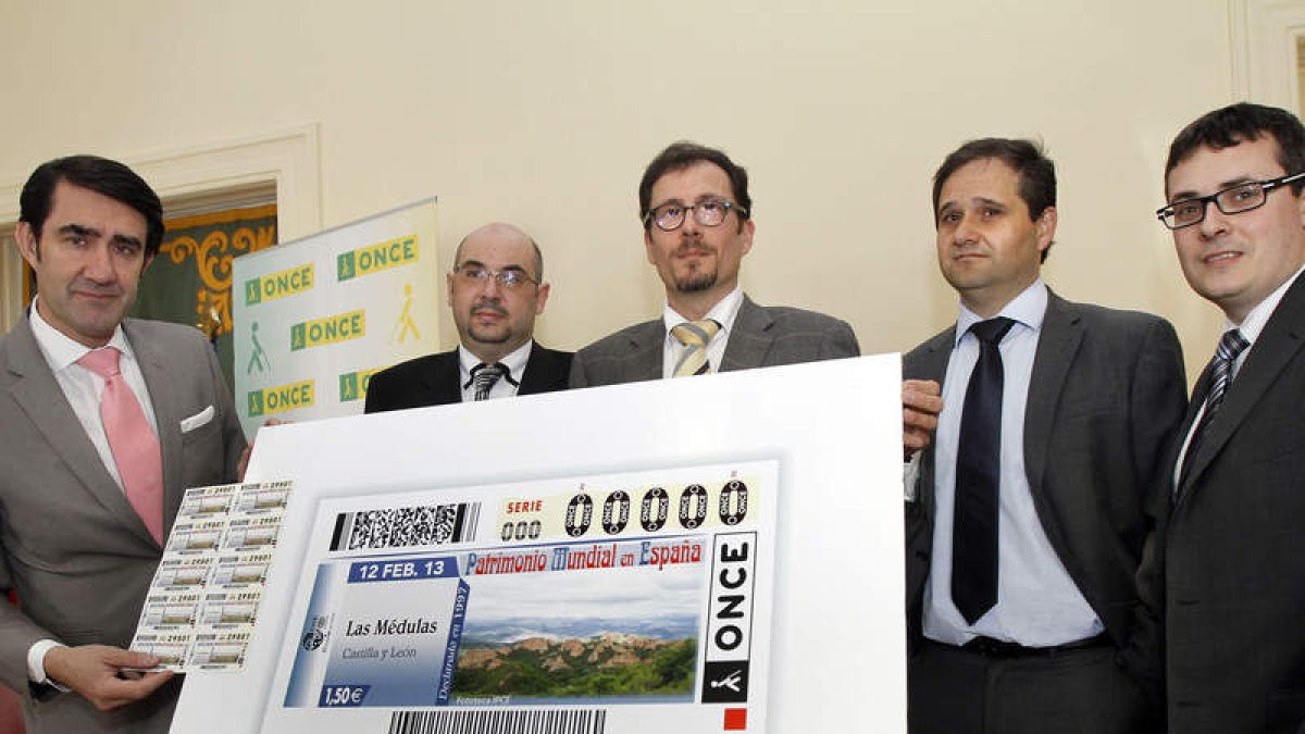 El subdelegado, con los responsables de la Once.
