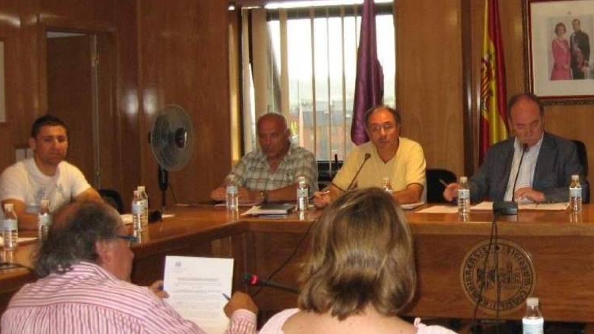 El alcalde durante la lectura de la moción del PSOE.