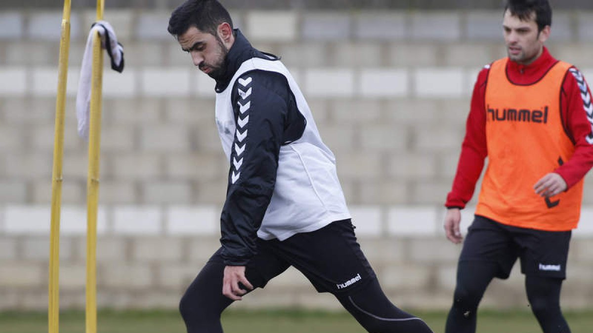 El leonés Viti, durante un entrenamiento con la Cultural. JESÚS F. SALVADORES