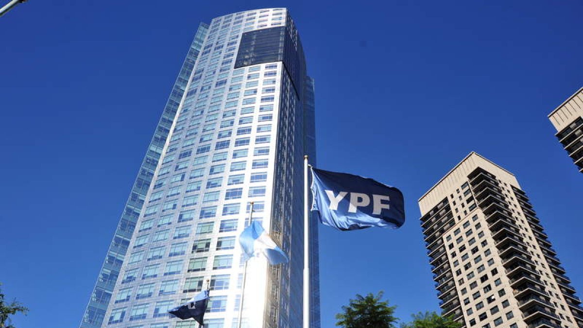 El edificio de la petrolera YPF en Buenos Aires.