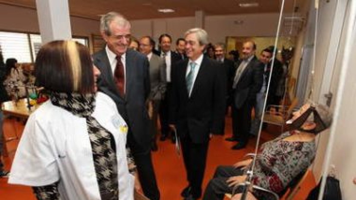 Guisasola, el viernes visitando el gimnasio, donde el PSOE pide que se amplíe el horario.