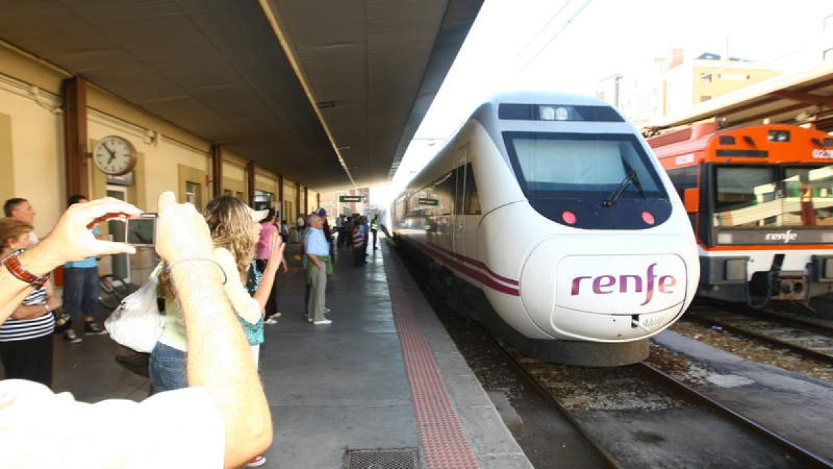 El Alvia en su primera llegada a la estación de Ponferrada hace ya más de tres años.