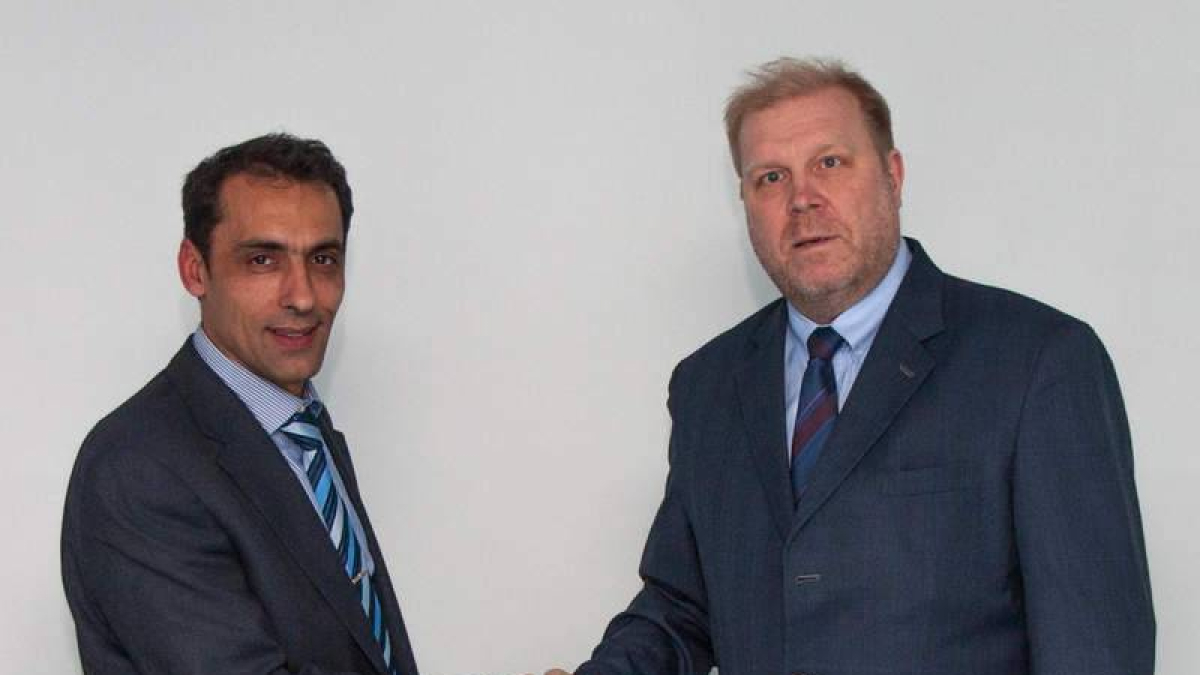 El director de fábrica de Tvitec, José Luis Méndez, y el director general de ventas de Glaston, Pekka Hytii, tras el acuerdo.