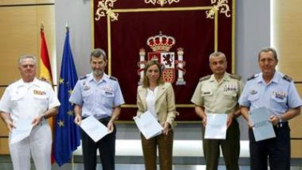 La ministra de Defensa, Carme Chacón, se reunió ayer con la cúpula militar.