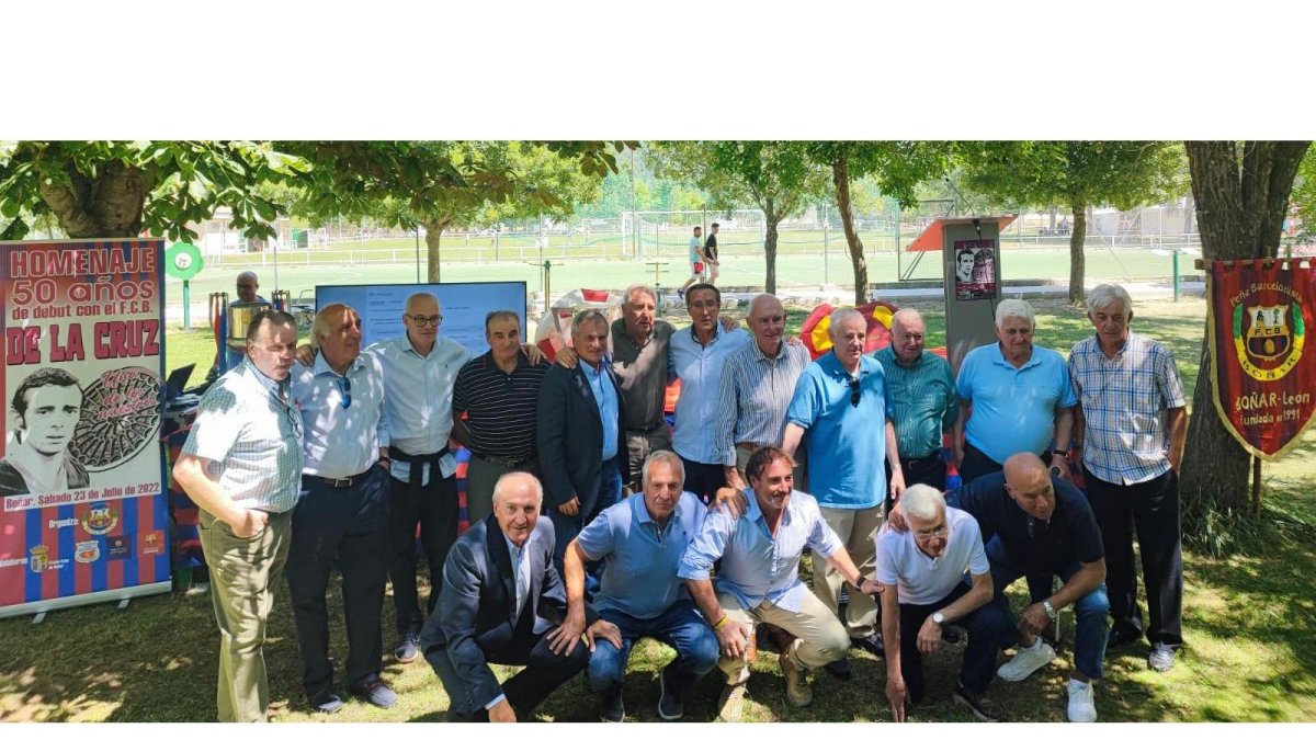 Legendarios exfutbolistas homenajeron a Toño de la Cruz en Boñar. FERNANDO OTERO PERANDONES