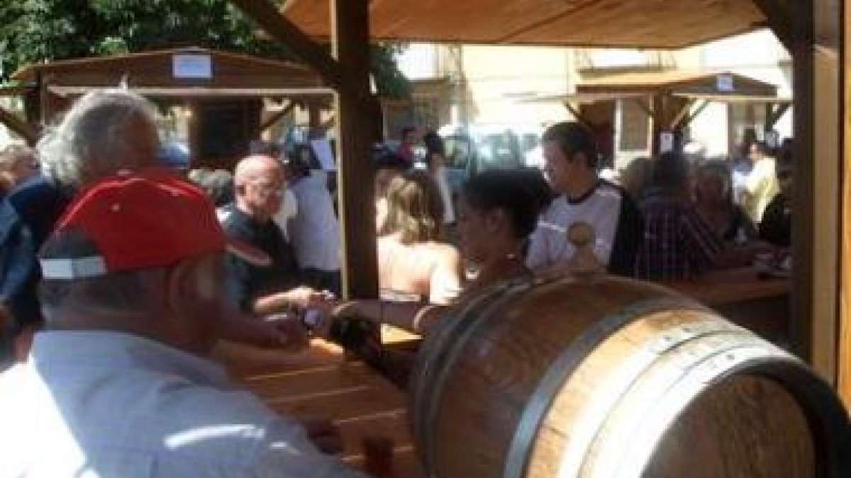 Una de las casetas de la Feria del Vino de Pajares.