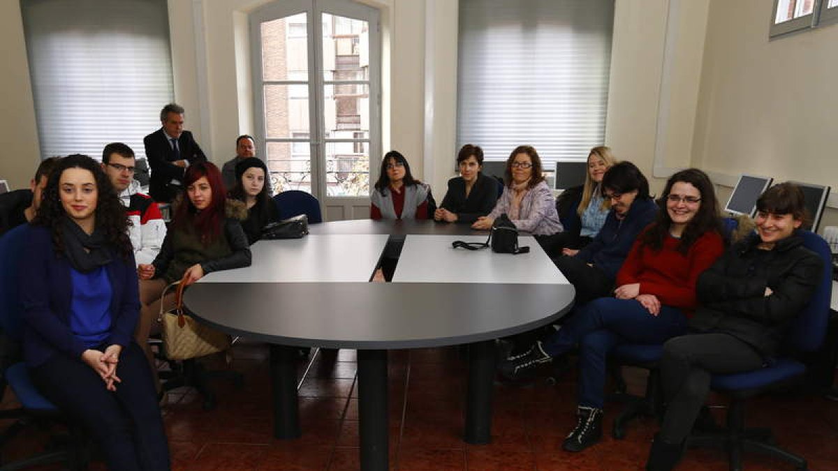 Imagen de familia de los quince jóvenes que ayer recibieron su diplom.