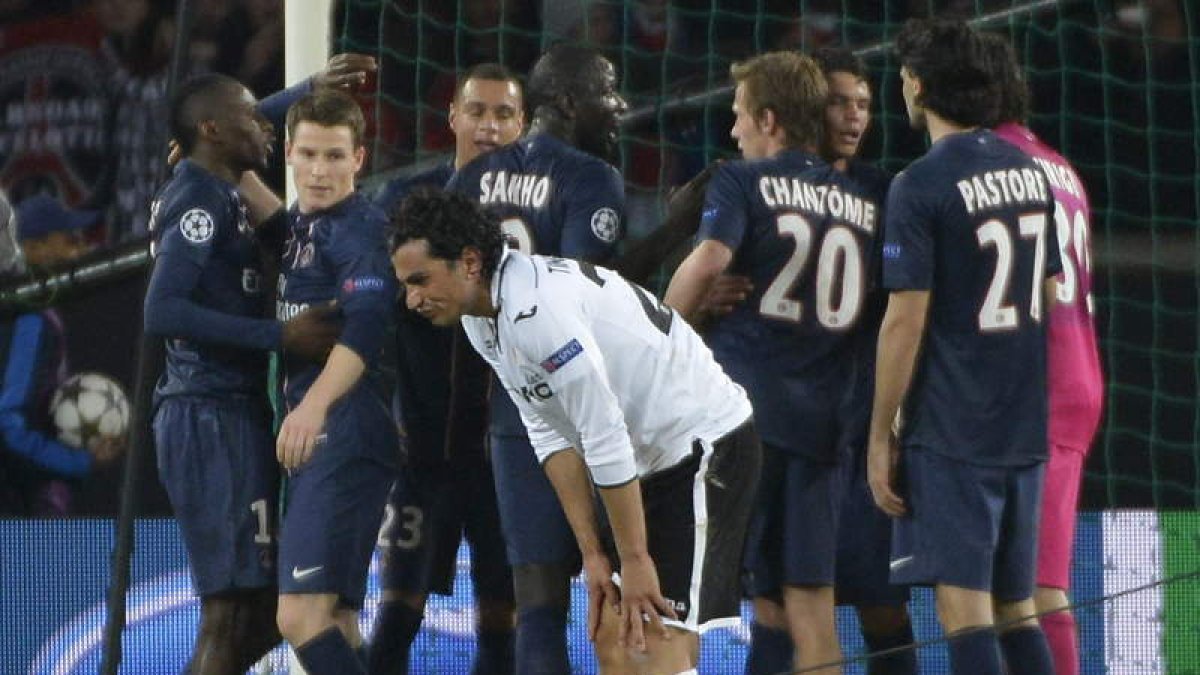 Tino Costa se lamenta por la eliminación del Valencia ante la felicidad de los jugadores del PSG.