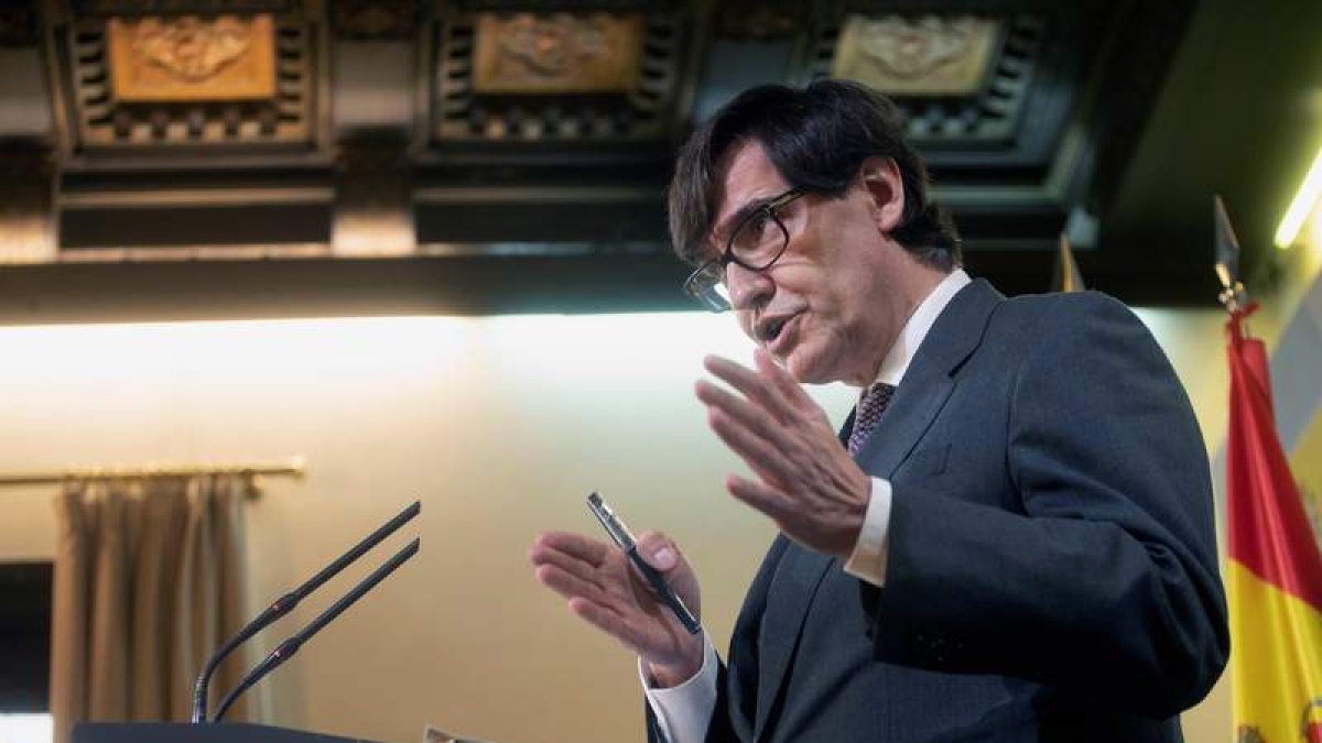 El ministro de Sanidad, Salvador Illa, ayer en rueda de prensa. MARTA PÉREZ