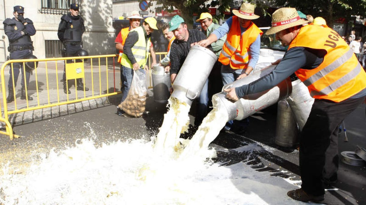 Una de las muchas protestas —en la imagen la realizada en 2009— protagonizadas por los ganaderos leoneses para reclamar un precio justo para la leche. RAMIRO
