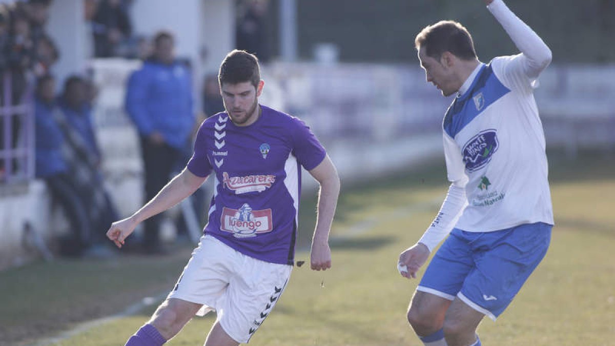 La Bañeza sacó un valioso empate de un terreno de juego donde pocos suman, el del Almazán. JESÚS
