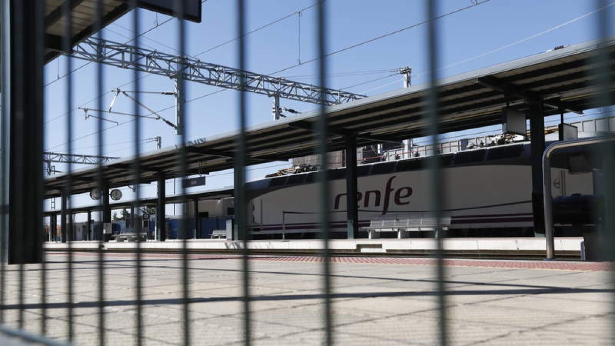 La huelga afectó en León a trece trenes, seis de media distancia y siete de larga. MARCIANO PÉREZ