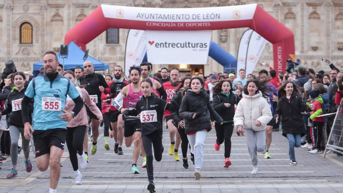 Participantes en la carrera de Entreculturas sale de San Marcos. CAMPILLO