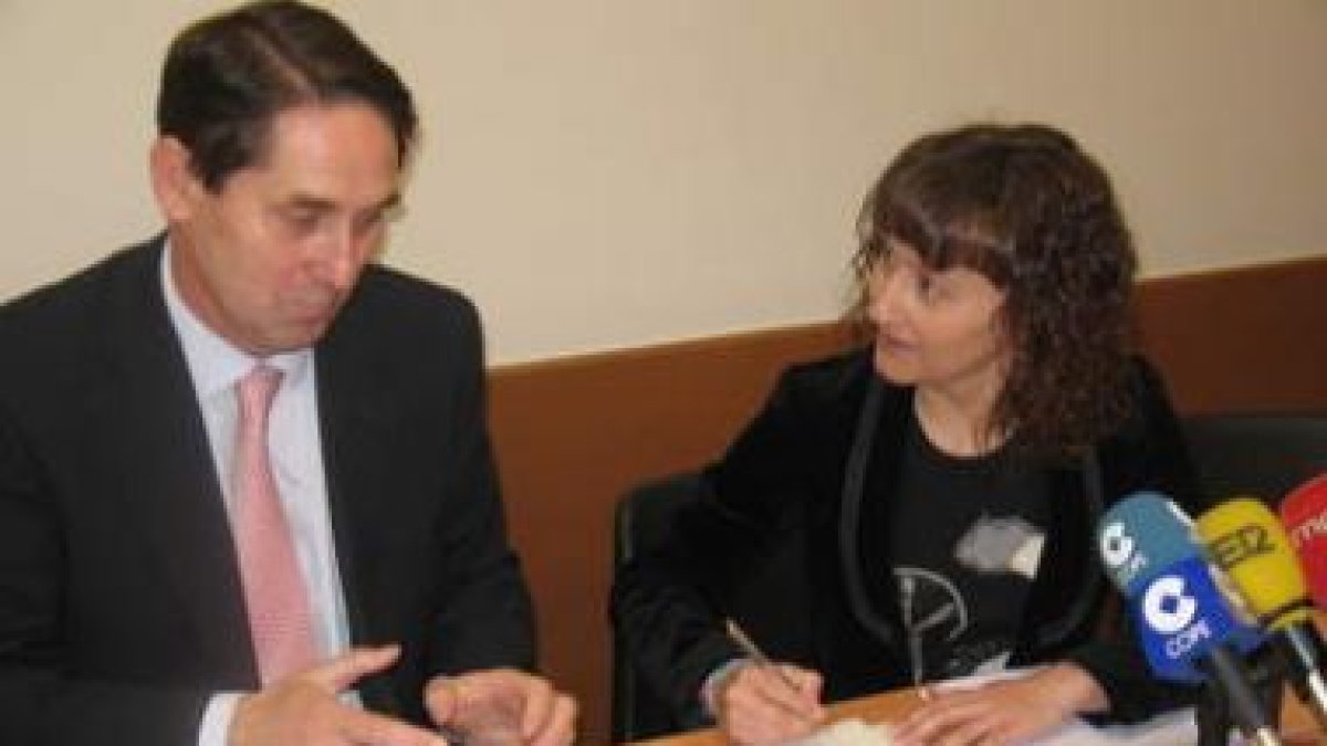 Pablo Sancho y Susana Téllez, durante la firma del convenio.