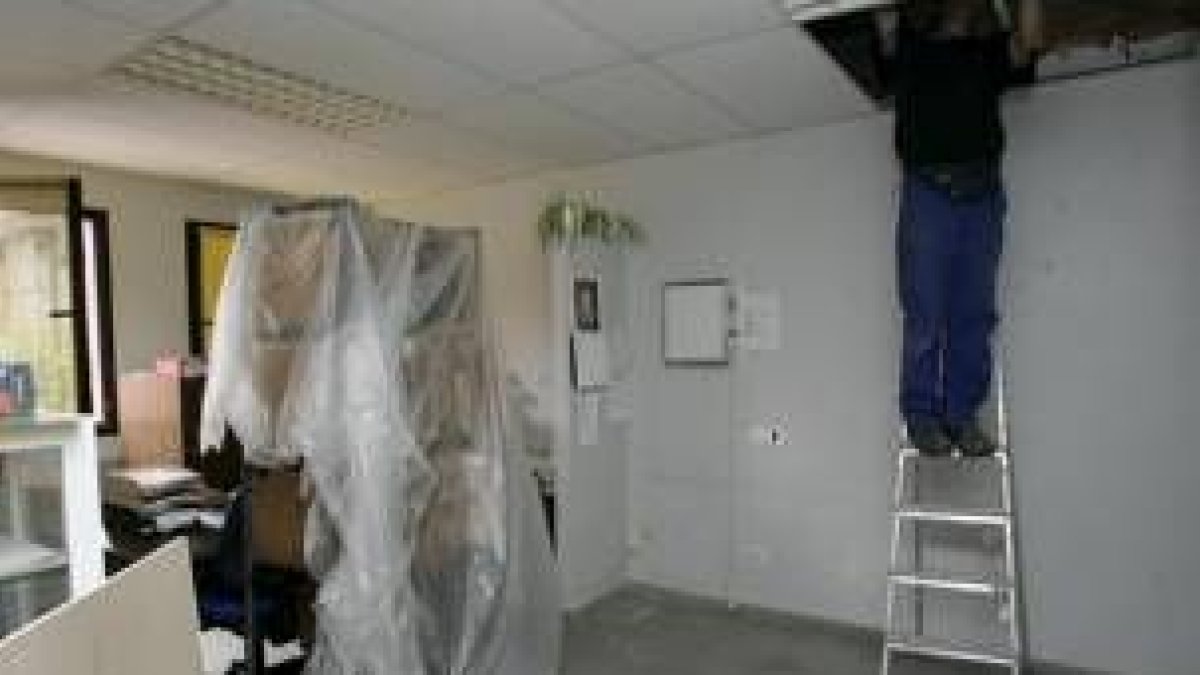 La imagen muestra a uno de los técnicos que trabajan en la reparación de los desperfectos del centro