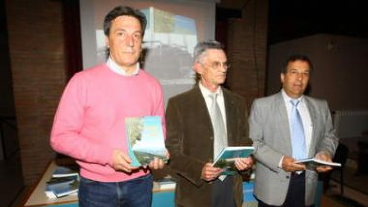 La presentación del libro estuvo presidida por el alcalde de Toreno, Pedro Muñoz, a la izquierda.