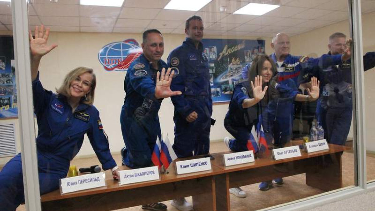 La tripulación de la nave espacial Soyuz MS-19 que volará hoy a la Estación Espacial Europea. ANDREY SHELEPIN/GCTC/ROSCOSMOS H