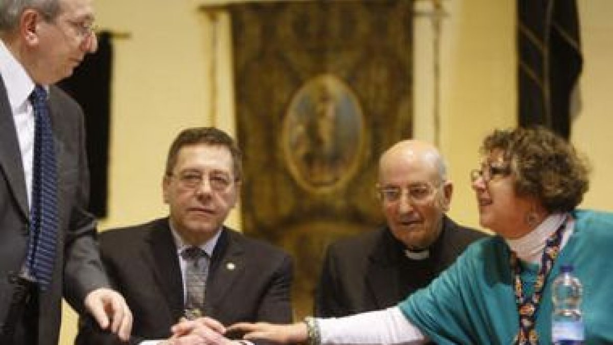 Cayón, segundo a la izquierda, antes de pronunciar su pregón, junto a la alcaldesa de Mansilla.