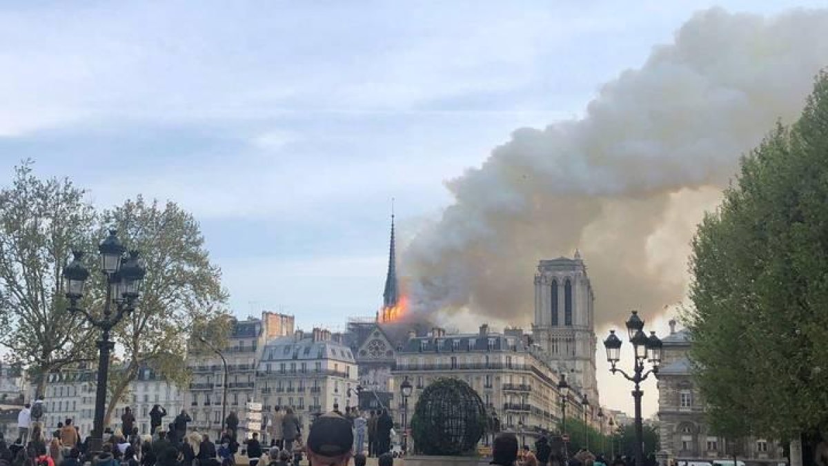 Una gran humareda en la catedral de Notre Dame.