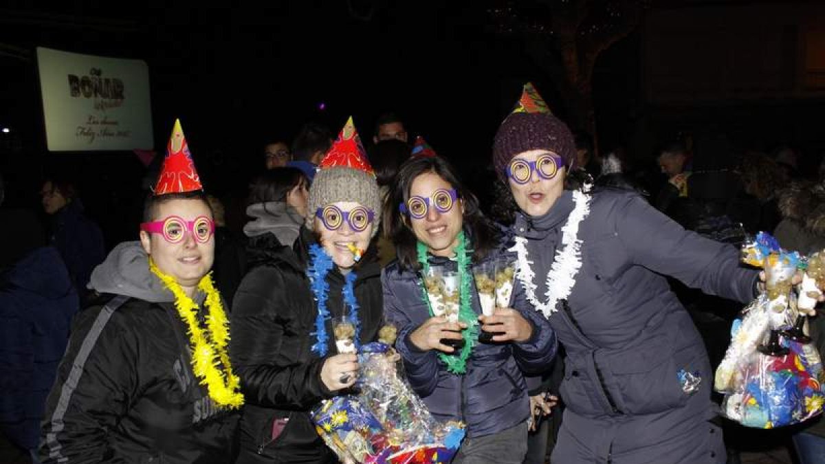 La plaza del Negrillón se llenó de gente para una grabación de las campanadas de fin de año que dejó a un lado el intenso frío de la noche. CAMPOS