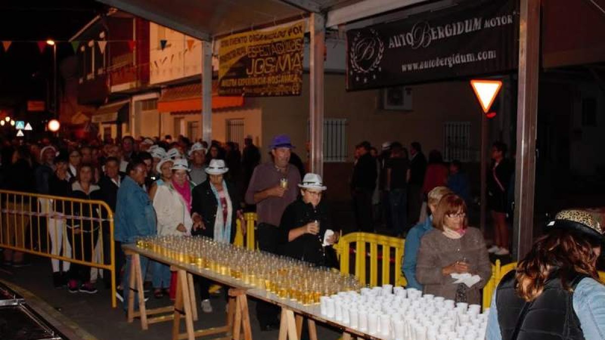 El reparto del espumoso y los huevos cocidos se inició pasadas las dos de la madrugada. DL