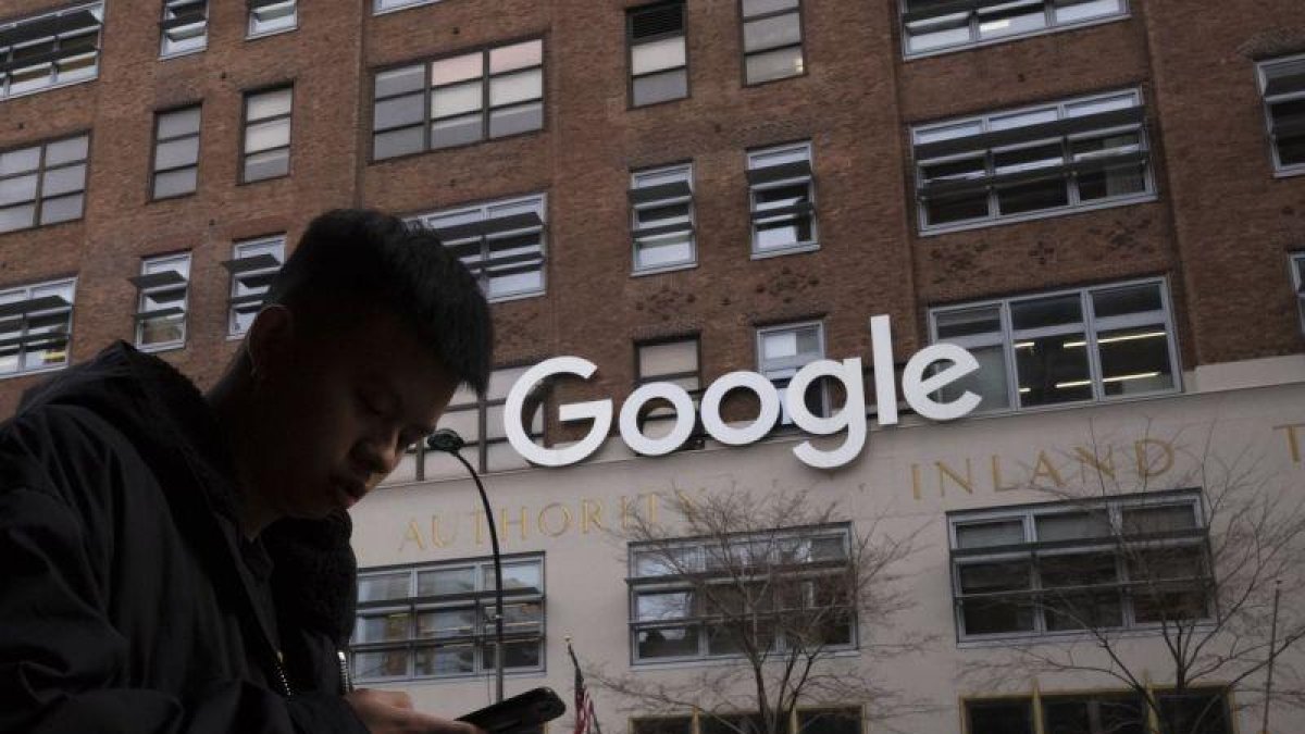 Un hombre utiliza un móvil ante unas oficinas de Google en Nueva York.