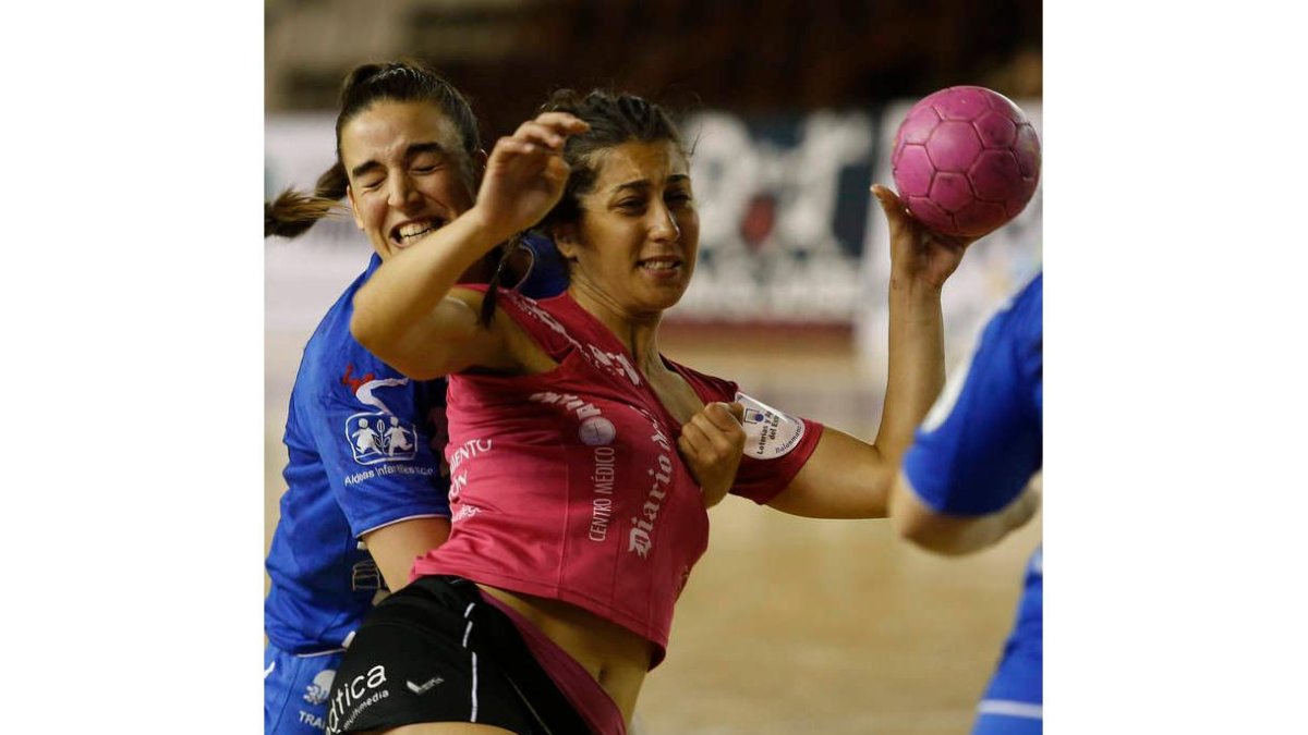 Durante muchas fases del partido saltaron chispas entre ambos equipos. JESÚS