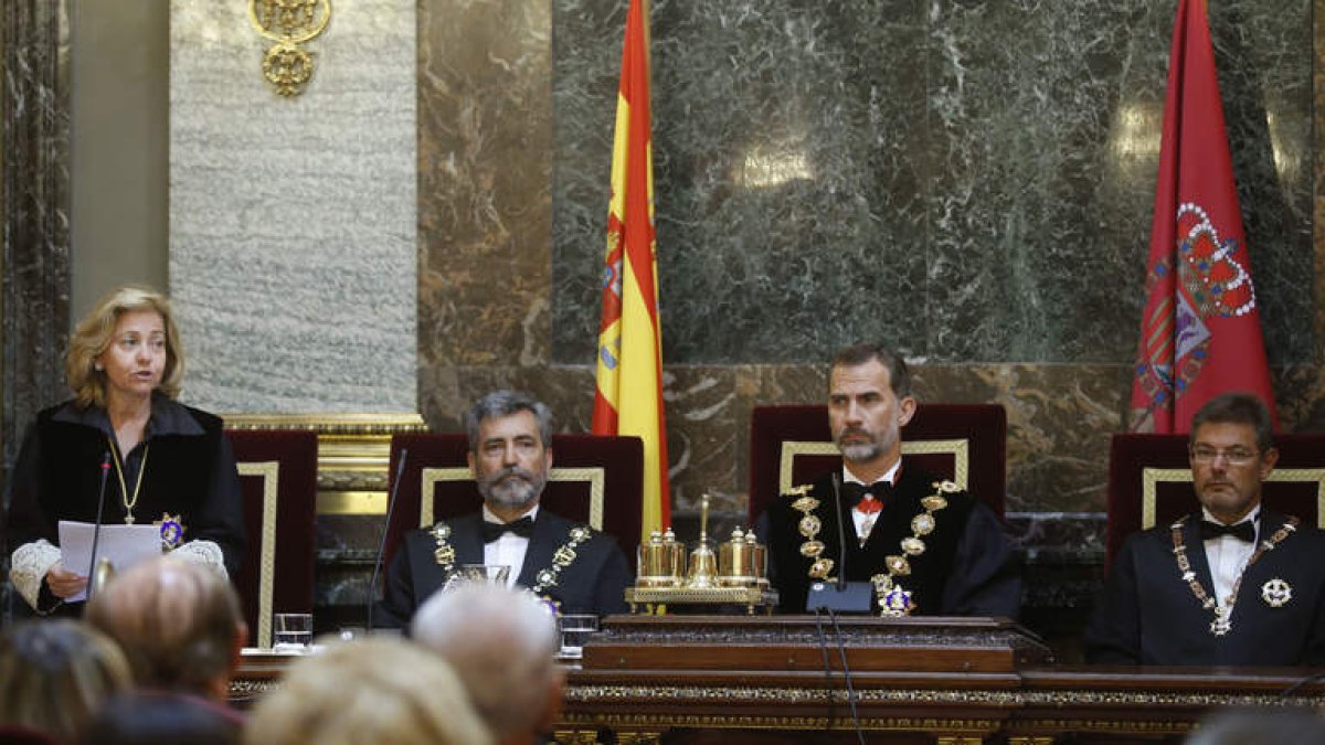 La fiscal general, Consuelo Madrigal, el presidente del CGPJ, Carlos Lesmes, el rey Felipe VI y el ministro de Justicia, Rafael Catalá. A. DÍAZ