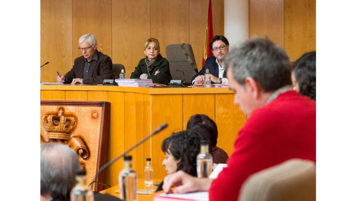 El Pleno comenzó con la ausencia justificada de una concejala de IU y acabó sin otro edil del PP. F. OTERO