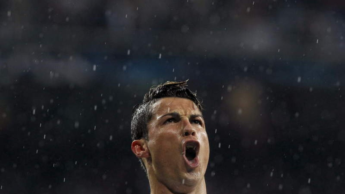 Cristiano Ronaldo celebra su gol, el tercero del Madrid, ante el Borussia Dortmund en el Santiago Bernabéu.