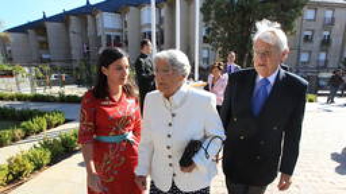 La directora del Parador Antonio Pereira recibe al matrimonio Halffter
