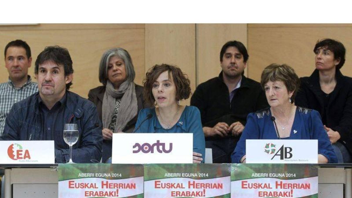 Los representantes de Sortu, Amaia Izko (c), EA, Peio Urizar (i), y Abertzaleen Batasuna, Mertxe Colina (d), en un momento de la conferencia de prensa ofrecida el pasado 8 de abril en Irún para hacer pública una reflexión conjunta con motivo del Aberri Eg
