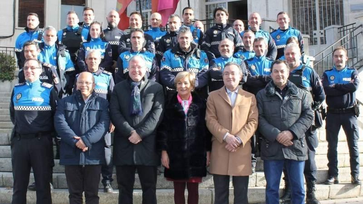 Samartino, Silván, Martínez y Salguero, con los miembros de la Policía Local.