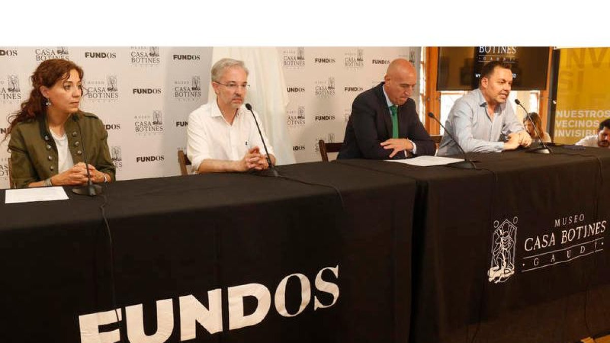 Noemí Martínez, César García, José Antonio Diez y José María Viejo, ayer, durante la presentación de las actividades en torno a los 130 años de Botines. FERNANDO OTERO