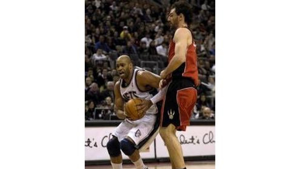 Vince Carter, defendido por Jorge Garbajosa