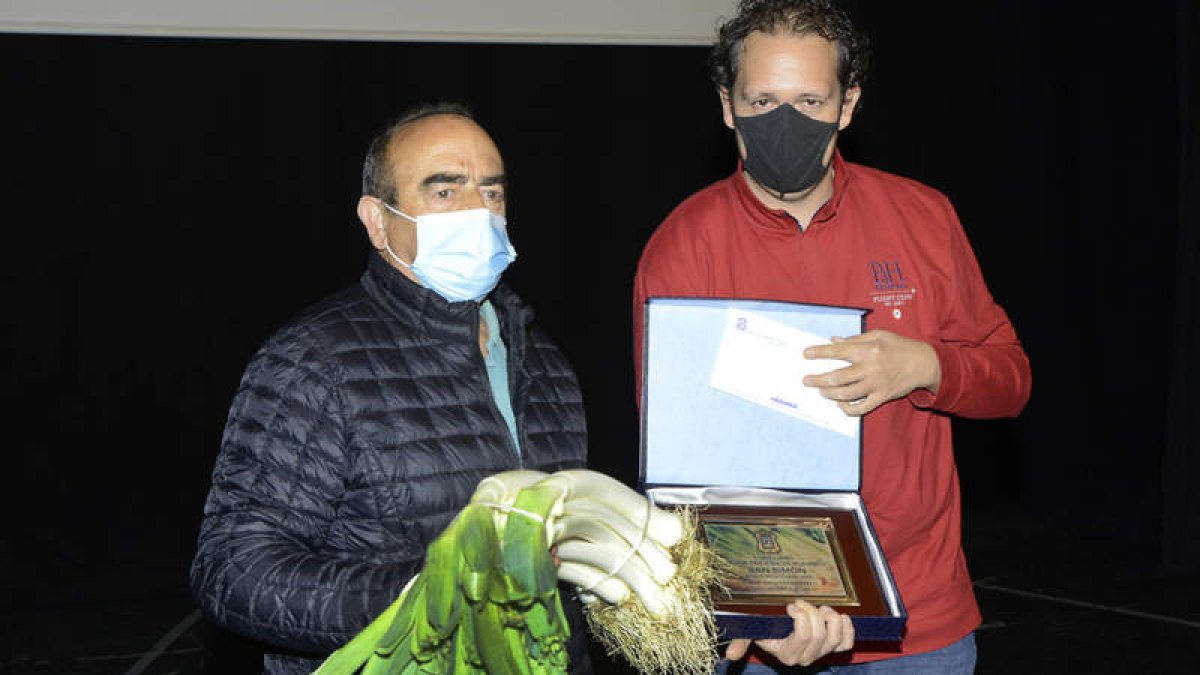 El ganador Antonio García recibió el premio de manos del concejal Alejandro Mariano Garcia. ACACIO